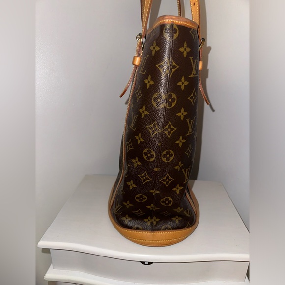 Authentic Louis Vuitton Bucket GM Monogram Tote. This is such a beauty! - Picture 4 of 13